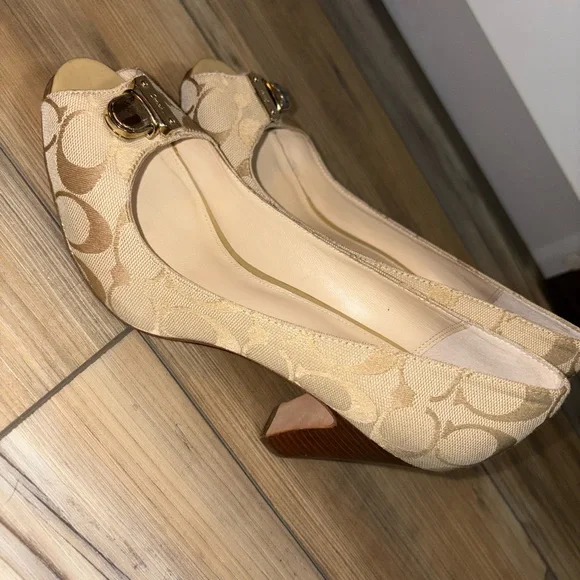 Coach Cream Classic Heels - Picture 2 of 4